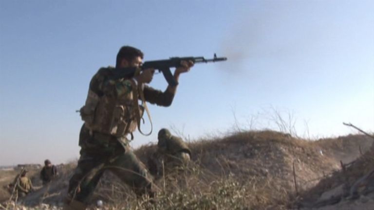 Сирийские солдаты атаковали боевиков на востоке Алеппо. Кадры перестрелки Сирийские солдаты атаковали боевиков на востоке Алеппо. Кадры перестрелки
