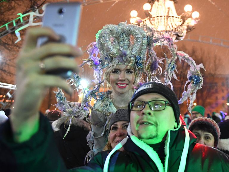 Горожане фотографируются на открывшемся сегодня катке в саду Эрмитаж в Москве Горожане фотографируются на открывшемся сегодня катке в саду Эрмитаж в Москве