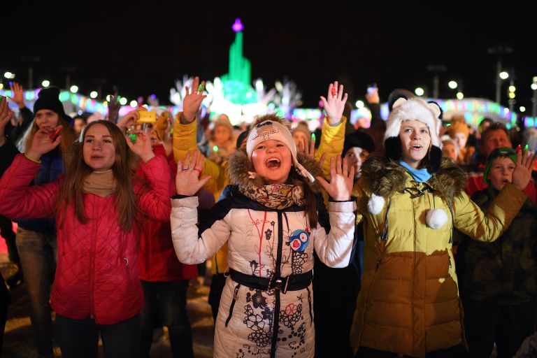 Посетители во время праздничного открытия третьего сезона катка ВДНХ в Москве Посетители во время праздничного открытия третьего сезона катка ВДНХ в Москве