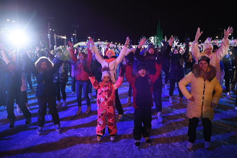 Посетители во время праздничного открытия третьего сезона катка ВДНХ в Москве Посетители во время праздничного открытия третьего сезона катка ВДНХ в Москве