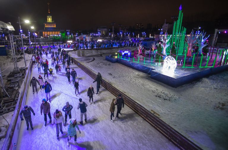 Во время праздничного открытия третьего сезона катка ВДНХ в Москве Во время праздничного открытия третьего сезона катка ВДНХ в Москве