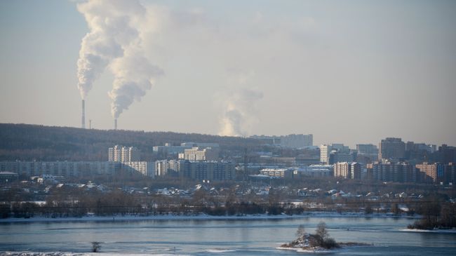 Вид на жилую застройку на левом берегу реки Ангара в городе Иркутск. Архивное фото Вид на жилую застройку на левом берегу реки Ангара в городе Иркутск. Архивное фото