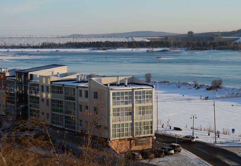 Вид на плотину Иркутской ГЭС и верхнюю набережную реки Ангара в городе Иркутск
