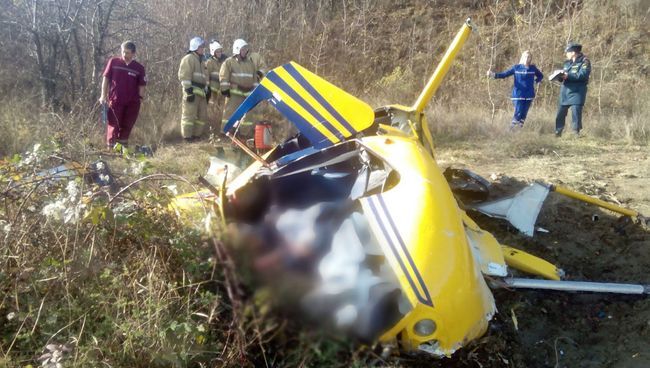 На месте крушения вертолета Robinson в районе населенного пункта Виноградное