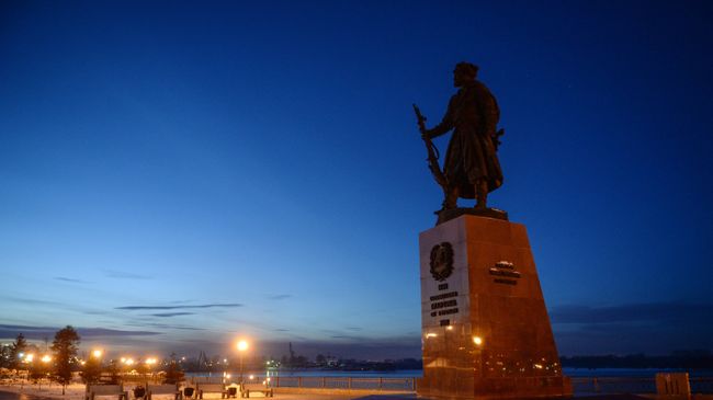 Памятник основателю Иркутска Якову Похабову на Нижней набережной реки Ангары в городе Иркутск