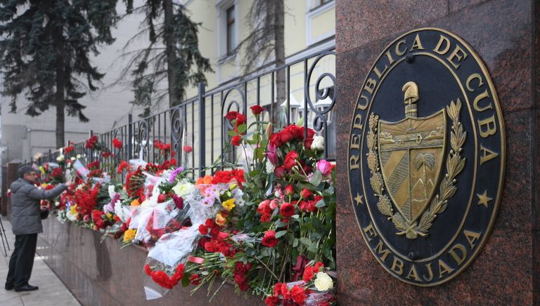 Москвичи несут цветы к посольству Кубы в Москве в память о Фиделе Кастро