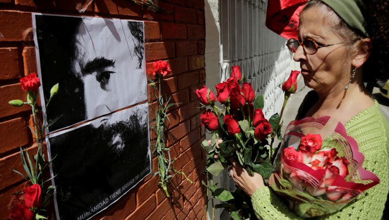 Жители Гватемалы несут цветы к посольству Кубы в память о Фиделе Кастро