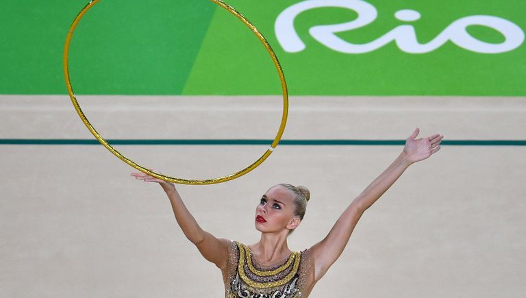 Яна Кудрявцева (Россия) выполняет упражнения с обручем в индивидуальном многоборье по художественной гимнастике на XXXI летних Олимпийских играх Яна Кудрявцева (Россия) выполняет упражнения с обручем в индивидуальном многоборье по художественной гимнастике на XXXI летних Олимпийских играх