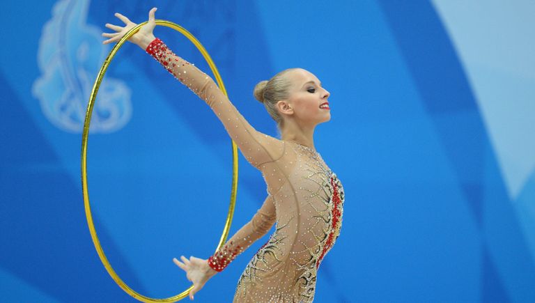 Яна Кудрявцева (Россия) выполняет упражнения с обручем в индивидуальном многоборье на финальном этапе Кубка мира по художественной гимнастике в Казани Яна Кудрявцева (Россия) выполняет упражнения с обручем в индивидуальном многоборье на финальном этапе Кубка мира по художественной гимнастике в Казани