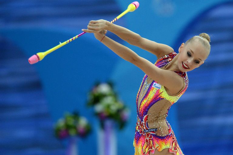 Яна Кудрявцева (Россия) выполняет упражнения с булавами в индивидуальном многоборье на финальном этапе Кубка мира по художественной гимнастике в Казани Яна Кудрявцева (Россия) выполняет упражнения с булавами в индивидуальном многоборье на финальном этапе Кубка мира по художественной гимнастике в Казани