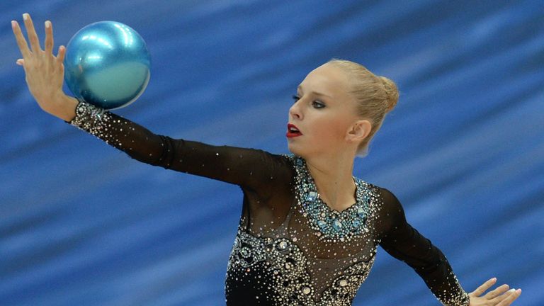 Яна Кудрявцева (Россия) выполняет упражнения с мячом на финальном этапе Кубка мира по художественной гимнастике в Казани Яна Кудрявцева (Россия) выполняет упражнения с мячом на финальном этапе Кубка мира по художественной гимнастике в Казани