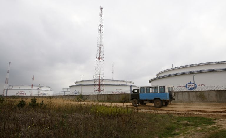 Вид на емкости для хранения нефти нефтепровода Дружба неподалеку от города Мозырь Гомельской области Вид на емкости для хранения нефти нефтепровода Дружба неподалеку от города Мозырь Гомельской области