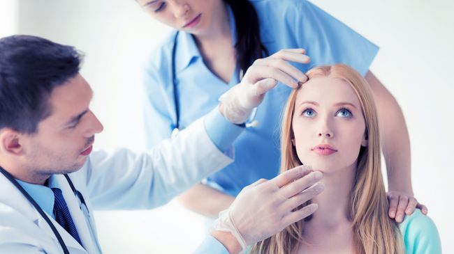 Пластический хирург осматривает пациента