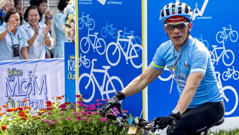 Принц Таиланда Маха Вачиралонгкорн на велосипеде в рамках Bike for Momв Бангкоке Принц Таиланда Маха Вачиралонгкорн на велосипеде в рамках Bike for Momв Бангкоке