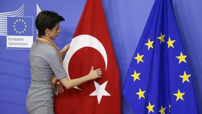 Флаг Турции в здании Еврокомиссии в Брюсселе, Бельгия Флаг Турции в здании Еврокомиссии в Брюсселе, Бельгия