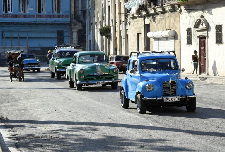 Автомобили в исторической части Гаваны Автомобили в исторической части Гаваны