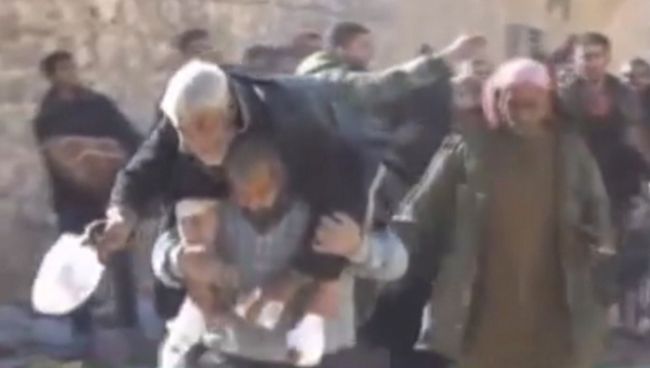 Мирные жители покидали один из районов Алеппо под пулями боевиков Мирные жители покидали один из районов Алеппо под пулями боевиков