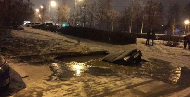 Припаркованный автомобиль провалился в яму в Уфе Припаркованный автомобиль провалился в яму в Уфе