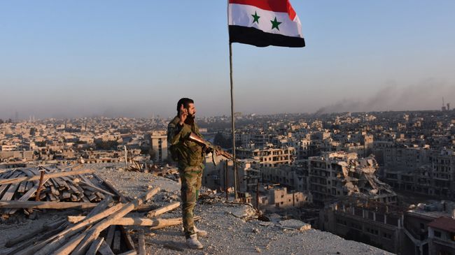 Военный сирийской армии на крыше здания в Алеппо Военный сирийской армии на крыше здания в Алеппо