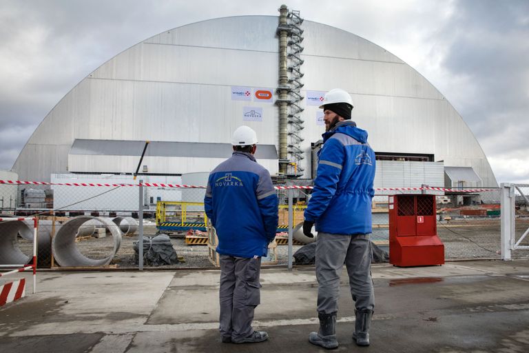 Новое укрытие над четвертым энергоблоком Чернобыльской АЭС