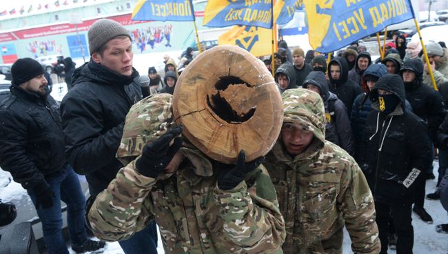 Представители националистического корпуса Азов проводят акцию возле представительства Евросоюза на Украине против отмены моратория на экспорт необработанной древесины. 29 ноября 2016 Представители националистического корпуса Азов проводят акцию возле представительства Евросоюза на Украине против отмены моратория на экспорт необработанной древесины. 29 ноября 2016
