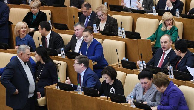 Депутаты перед началом пленарного заседания Государственной Думы РФ. 30 ноября 2016 Депутаты перед началом пленарного заседания Государственной Думы РФ. 30 ноября 2016