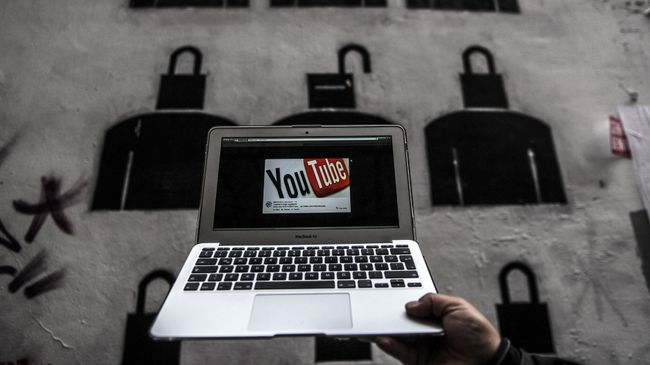 Логотип YouTube на экране ноутбука. Архивное фото Логотип YouTube на экране ноутбука. Архивное фото