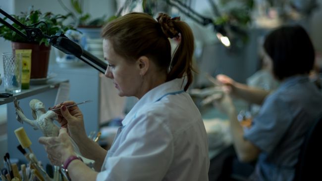 Сотрудница производственного цеха на Императорском Фарфоровом заводе в Санкт-Петербурге