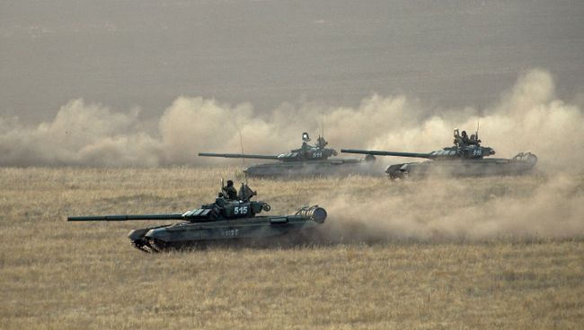 Танки вооруженных сил России во время стратегических командно-штабных учений Центр. Архивное фото