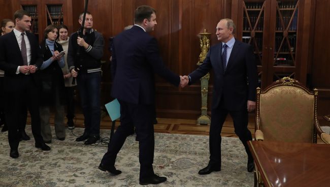 Президент РФ Владимир Путин и заместитель министра финанасов Максим Орешкин во время встречи в Кремле. 30 ноября 2016 Президент РФ Владимир Путин и заместитель министра финанасов Максим Орешкин во время встречи в Кремле. 30 ноября 2016