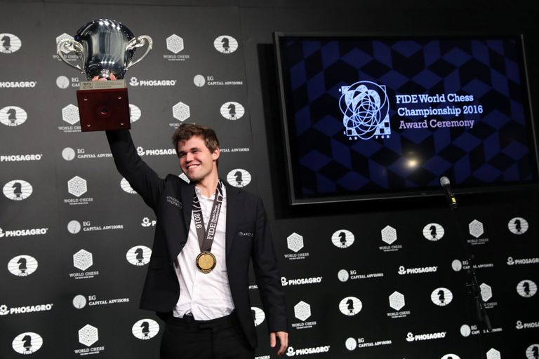 Гроссмейстер Магнус Карлсен на чемпионе мира по шахматам в Нью-Йорке Гроссмейстер Магнус Карлсен на чемпионе мира по шахматам в Нью-Йорке