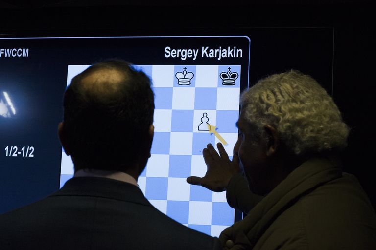 Зрители наблюдают за игрой между Магнусом Карлсеном и Сергеем Карякиным Зрители наблюдают за игрой между Магнусом Карлсеном и Сергеем Карякиным