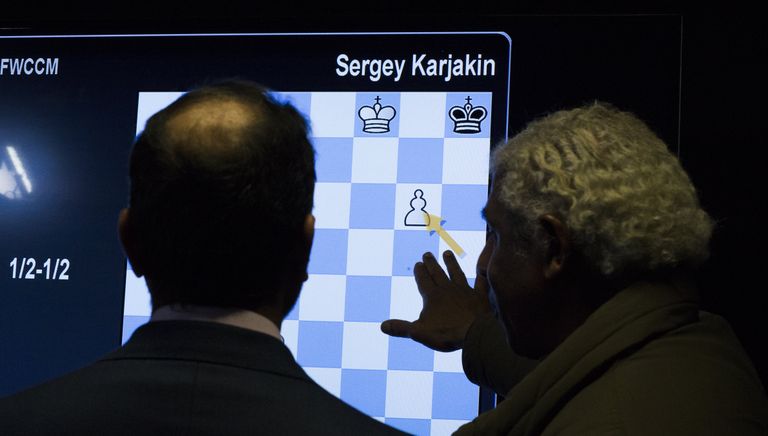 Зрители наблюдают за игрой между Магнусом Карлсеном и Сергеем Карякиным Зрители наблюдают за игрой между Магнусом Карлсеном и Сергеем Карякиным