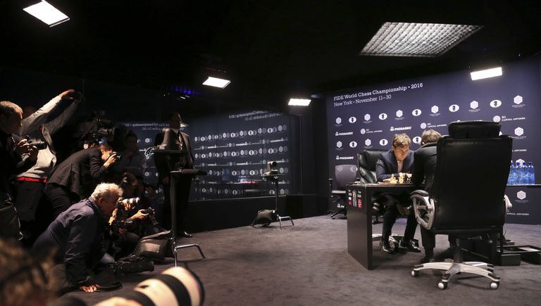 Гроссмейстеры Сергей Карякин и Магнус Карлсен на чемпионе мира по шахматам в Нью-Йорке Гроссмейстеры Сергей Карякин и Магнус Карлсен на чемпионе мира по шахматам в Нью-Йорке
