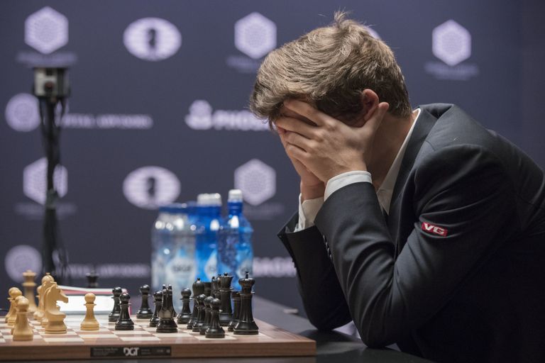 Гроссмейстер Магнус Карлсен на чемпионе мира по шахматам в Нью-Йорке Гроссмейстер Магнус Карлсен на чемпионе мира по шахматам в Нью-Йорке
