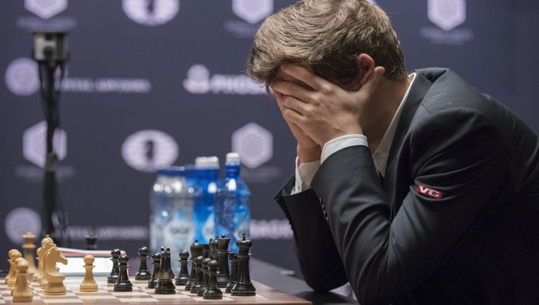 Гроссмейстер Магнус Карлсен на чемпионе мира по шахматам в Нью-Йорке Гроссмейстер Магнус Карлсен на чемпионе мира по шахматам в Нью-Йорке