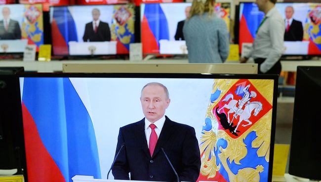 Трансляция выступления президента России Владимира Путина с ежегодным посланием к Федеральному Собранию РФ в магазине по продаже цифровой и бытовой техники М.Видео в Омске. 1 декабря 2016 Трансляция выступления президента России Владимира Путина с ежегодным посланием к Федеральному Собранию РФ в магазине по продаже цифровой и бытовой техники М.Видео в Омске. 1 декабря 2016