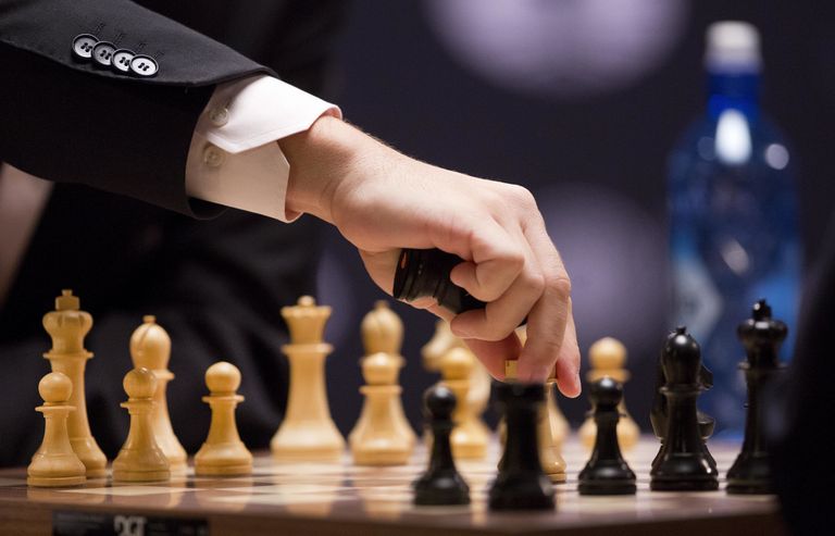 Гроссмейстер Магнус Карлсен играет белыми фигурами на чемпионе мира по шахматам в Нью-Йорке Гроссмейстер Магнус Карлсен играет белыми фигурами на чемпионе мира по шахматам в Нью-Йорке