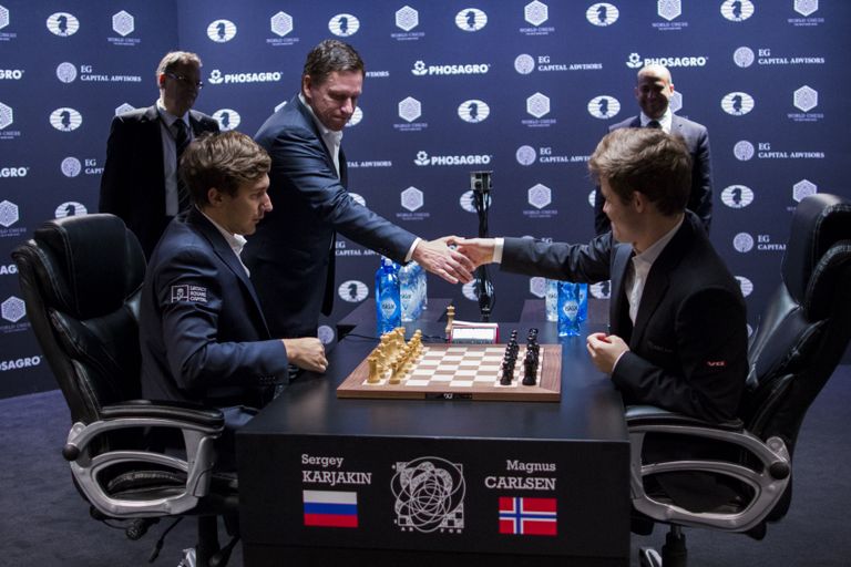 Гроссмейстеры Сергей Карякин и Магнус Карлсен на чемпионе мира по шахматам в Нью-Йорке Гроссмейстеры Сергей Карякин и Магнус Карлсен на чемпионе мира по шахматам в Нью-Йорке