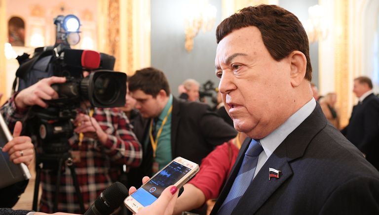 Первый заместитель председателя комитета Госдумы РФ по культуре, певец Иосиф Кобзон общается с журналистами перед началом ежегодного послания президента РФ Владимира Путина Федеральному Собранию в Кремле