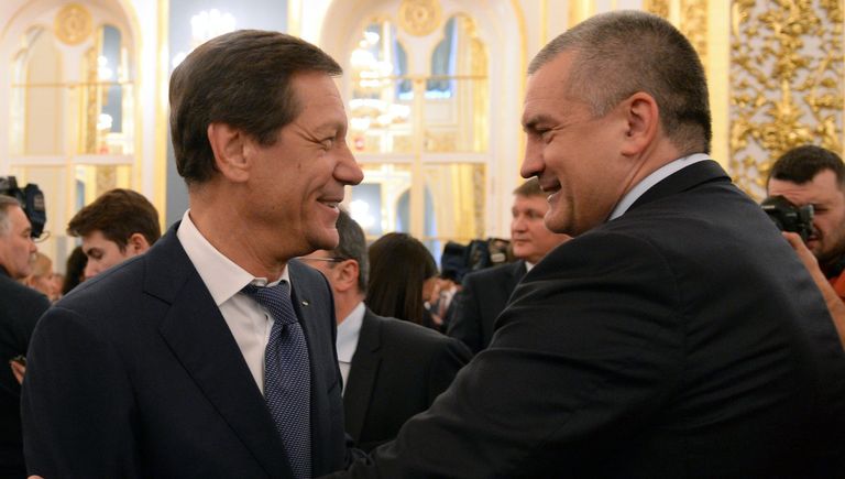 Первый заместитель председателя Госдумы РФ Александр Жуков и глава Республики Крым Сергей Аксёнов перед началом ежегодного послания президента РФ Владимира Путина Федеральному Собранию в Кремле