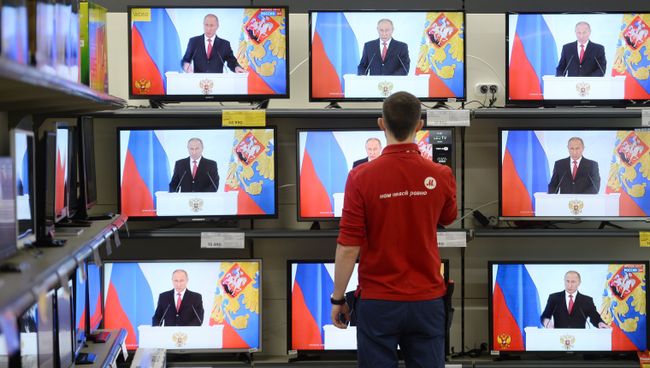 Трансляция выступления президента России Владимира Путина с ежегодным посланием к Федеральному Собранию РФ в магазине по продаже цифровой и бытовой техники М.Видео в Великом Новгороде. 1 декабря 2016 Трансляция выступления президента России Владимира Путина с ежегодным посланием к Федеральному Собранию РФ в магазине по продаже цифровой и бытовой техники М.Видео в Великом Новгороде. 1 декабря 2016