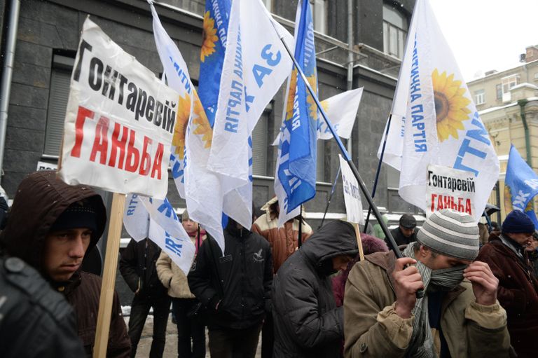 Участники акции протеста, требующие отставки главы Нацбанка Украины Валерии Гонтаревой у здания Национального банка Украины в Киеве Участники акции протеста, требующие отставки главы Нацбанка Украины Валерии Гонтаревой у здания Национального банка Украины в Киеве