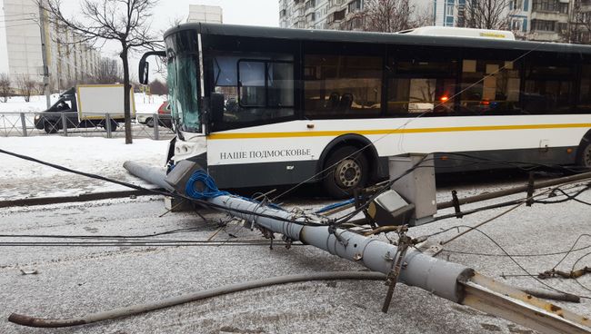 Последствия ДТП c участием рейсового автобуса на ул. Липецкая в Москве. 1 декабря 2016 Последствия ДТП c участием рейсового автобуса на ул. Липецкая в Москве. 1 декабря 2016