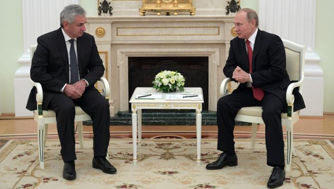 Президент РФ Владимир Путин и президент Абхазии Рауль Хаджимба во время встречи в Кремле. Архивное фото Президент РФ Владимир Путин и президент Абхазии Рауль Хаджимба во время встречи в Кремле. Архивное фото