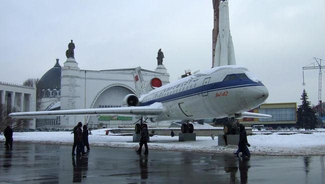 Самолет Як-42 на ВДНХ. Архивное фото Самолет Як-42 на ВДНХ. Архивное фото