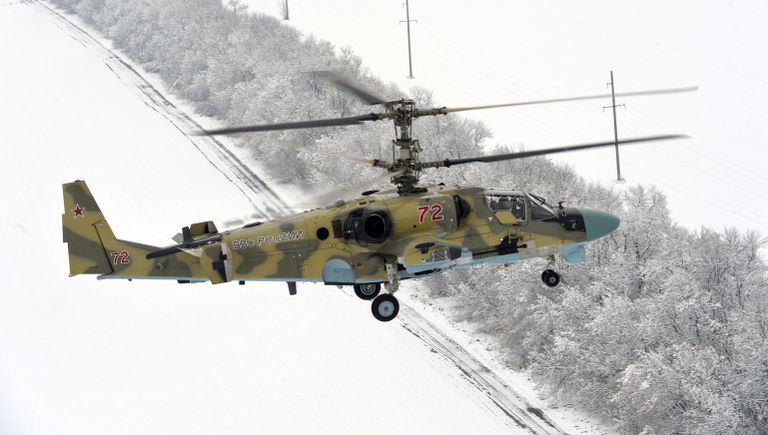 Тестовые полеты вертолета Ка-52 Аллигатор после торжественной церемонии передачи личному составу вертолетного полка ЮВО в Краснодарском крае в рамках планового переоснащения