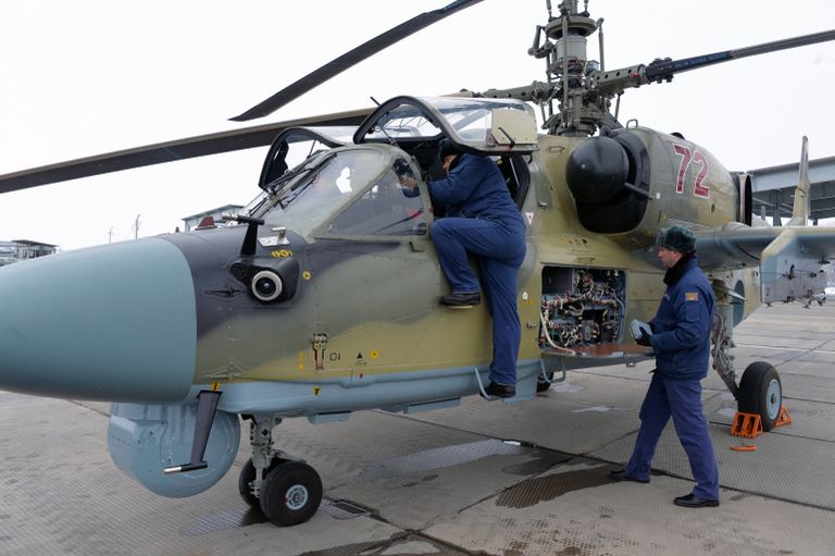 Новый ударный вертолет Ка-52 Аллигатор после торжественной передачи личному составу вертолетного полка ЮВО в Краснодарском крае в рамках планового переоснащения Новый ударный вертолет Ка-52 Аллигатор после торжественной передачи личному составу вертолетного полка ЮВО в Краснодарском крае в рамках планового переоснащения