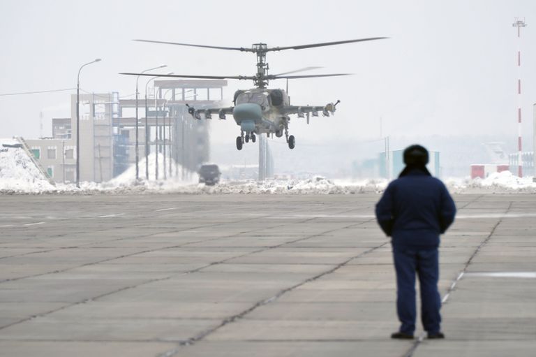 Тестовые полеты вертолета Ка-52 Аллигатор после торжественной церемонии передачи личному составу вертолетного полка ЮВО в Краснодарском крае в рамках планового переоснащения Тестовые полеты вертолета Ка-52 Аллигатор после торжественной церемонии передачи личному составу вертолетного полка ЮВО в Краснодарском крае в рамках планового переоснащения