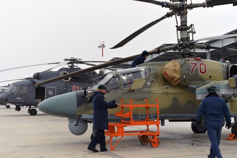 Новый ударный вертолет Ка-52 Аллигатор после торжественной передачи личному составу вертолетного полка ЮВО в Краснодарском крае в рамках планового переоснащения Новый ударный вертолет Ка-52 Аллигатор после торжественной передачи личному составу вертолетного полка ЮВО в Краснодарском крае в рамках планового переоснащения